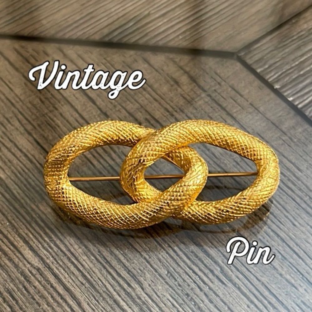 Vintage Textured Chain Link Gold-tone Interlocking Brooch
